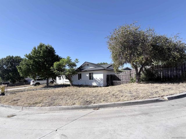 1171 Woodrail Dr, Vista, CA 92083
