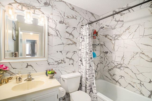 4001 Heritage Hills Drive 304, Bloomington, MN 55437