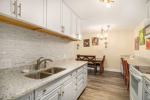 4001 Heritage Hills Drive 304, Bloomington, MN 55437