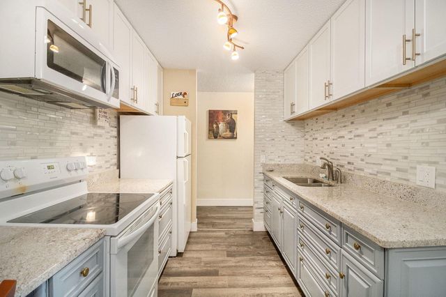 4001 Heritage Hills Drive 304, Bloomington, MN 55437