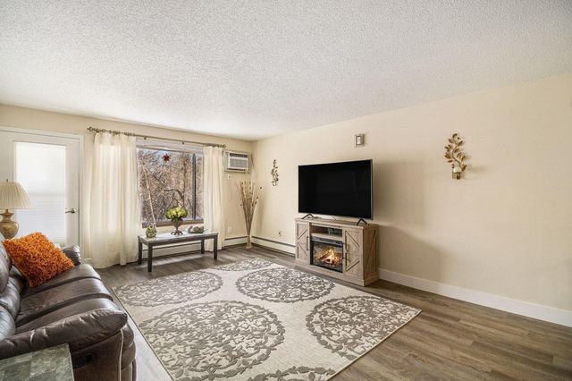 4001 Heritage Hills Drive 304, Bloomington, MN 55437