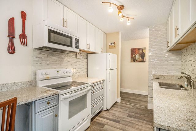 4001 Heritage Hills Drive 304, Bloomington, MN 55437