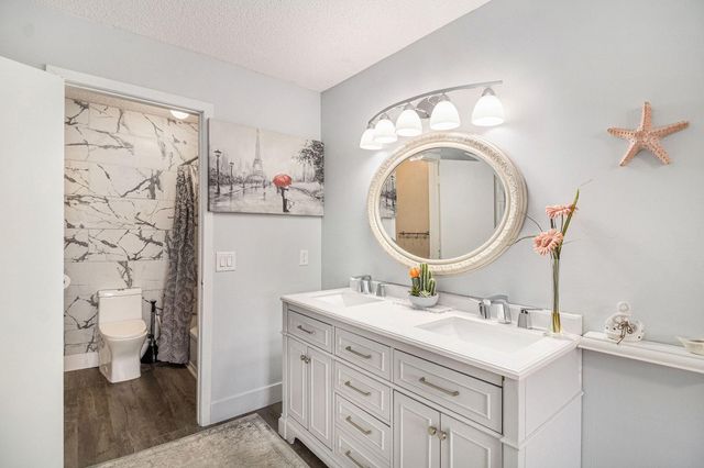 4001 Heritage Hills Drive 304, Bloomington, MN 55437