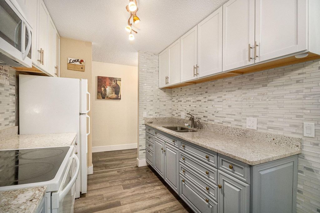 4001 Heritage Hills Drive 304, Bloomington, MN 55437