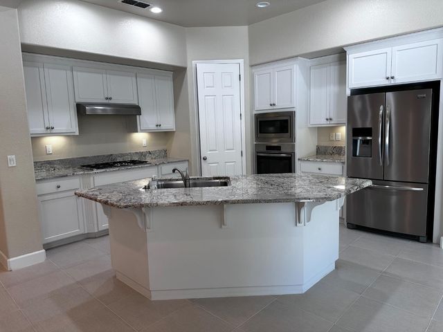 2253 Maple Hollow Ln, Manteca, CA 95336