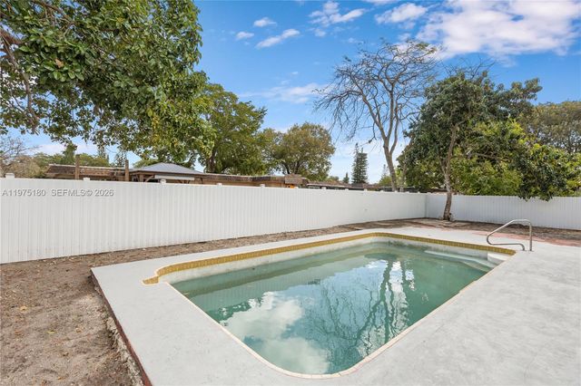 7906 NW 74th Ave, Tamarac, FL 33321