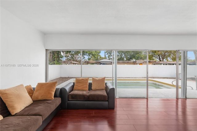 7906 NW 74th Ave, Tamarac, FL 33321