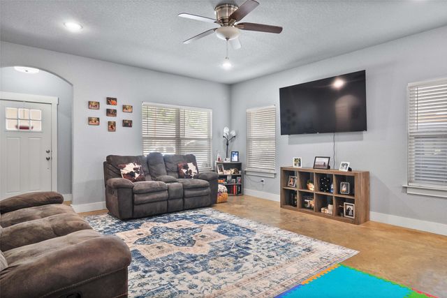213 W Brown Street, Cleburne, TX 76033