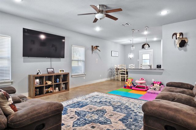 213 W Brown Street, Cleburne, TX 76033