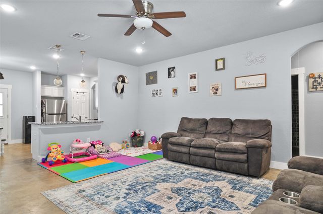 213 W Brown Street, Cleburne, TX 76033