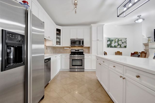 145 S York Street 322, Elmhurst, IL 60126