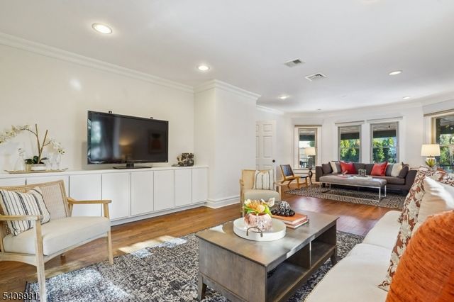 425 Wyoming Ave, Millburn Twp., NJ 07041