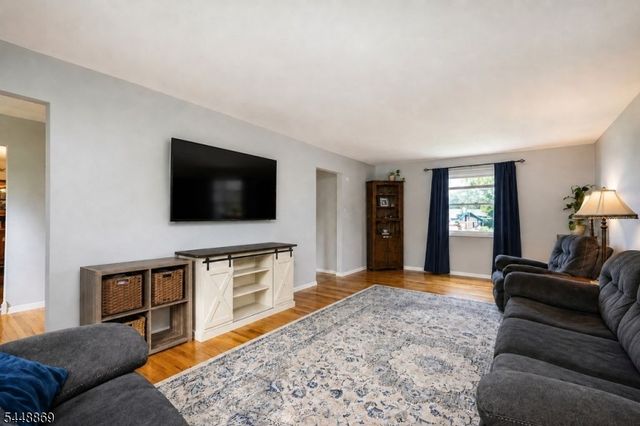 4 Blue Grass Dr, Ewing Twp., NJ 08638