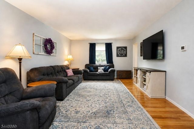 4 Blue Grass Dr, Ewing Twp., NJ 08638