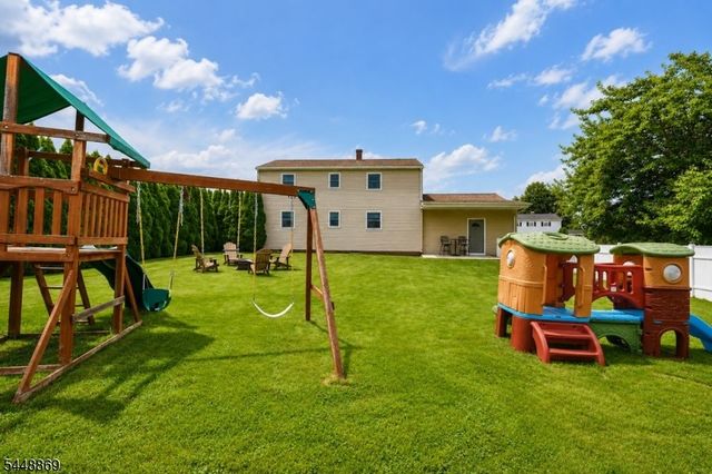 4 Blue Grass Dr, Ewing Twp., NJ 08638