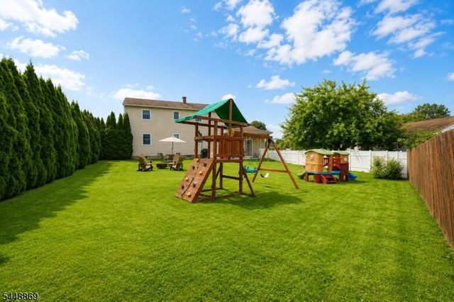 4 Blue Grass Dr, Ewing Twp., NJ 08638