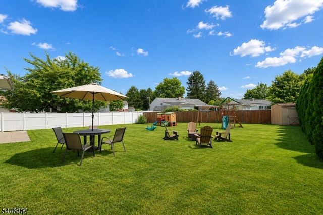 4 Blue Grass Dr, Ewing Twp., NJ 08638