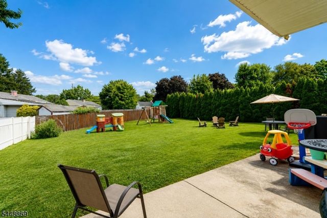 4 Blue Grass Dr, Ewing Twp., NJ 08638