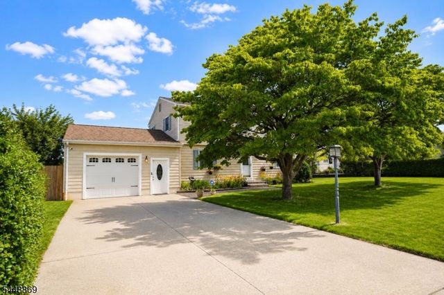 4 Blue Grass Dr, Ewing Twp., NJ 08638