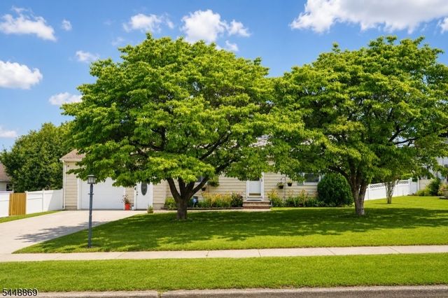 4 Blue Grass Dr, Ewing Twp., NJ 08638