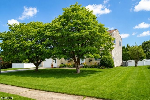 4 Blue Grass Dr, Ewing Twp., NJ 08638