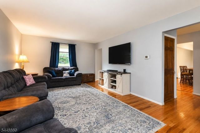 4 Blue Grass Dr, Ewing Twp., NJ 08638