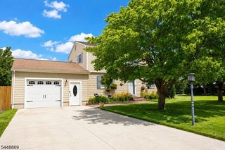 4 Blue Grass Dr, Ewing Twp., NJ 08638