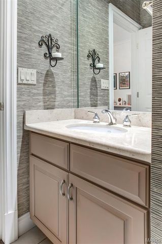 15 Topton Way 1B, St Louis, MO 63105