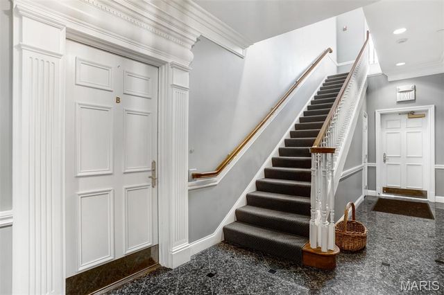 15 Topton Way 1B, St Louis, MO 63105