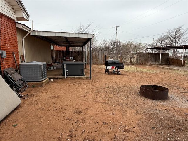 709 E E N Boundary Highway, Sentinel, OK 73664