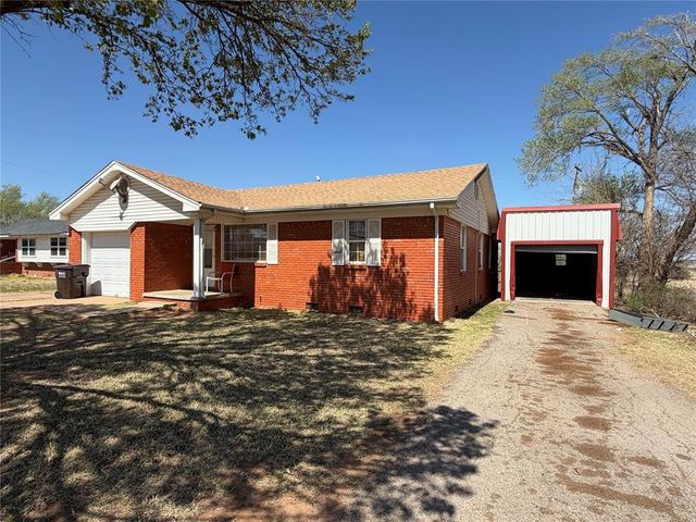 709 E E N Boundary Highway, Sentinel, OK 73664