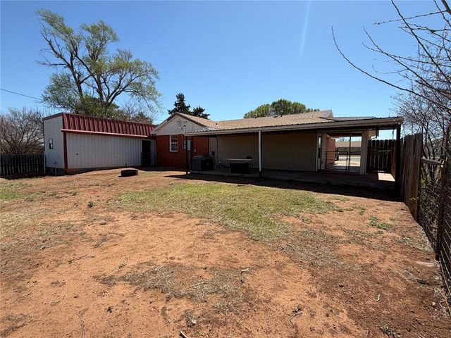 709 E E N Boundary Highway, Sentinel, OK 73664