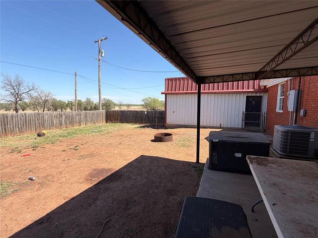 709 E E N Boundary Highway, Sentinel, OK 73664