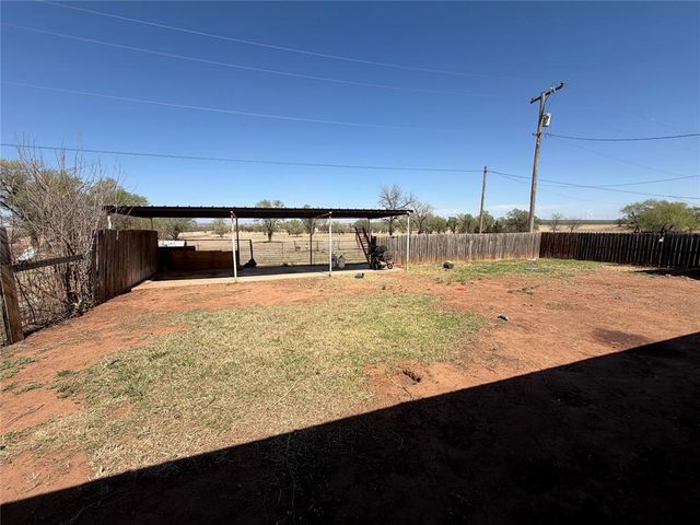 709 E E N Boundary Highway, Sentinel, OK 73664