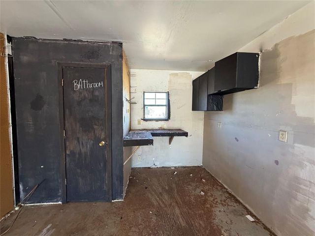 709 E E N Boundary Highway, Sentinel, OK 73664