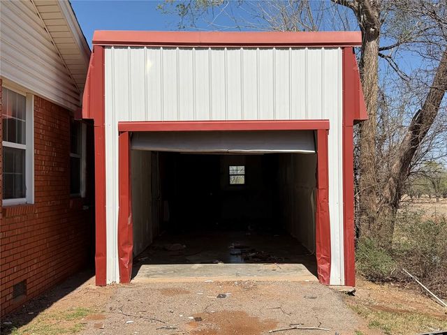 709 E E N Boundary Highway, Sentinel, OK 73664