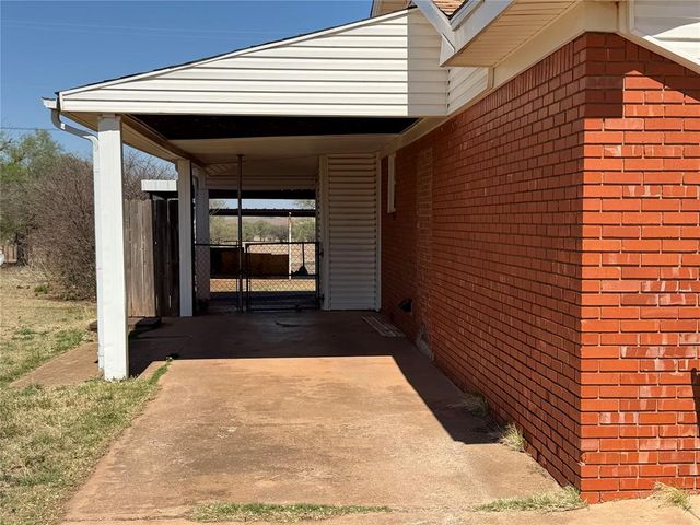 709 E E N Boundary Highway, Sentinel, OK 73664