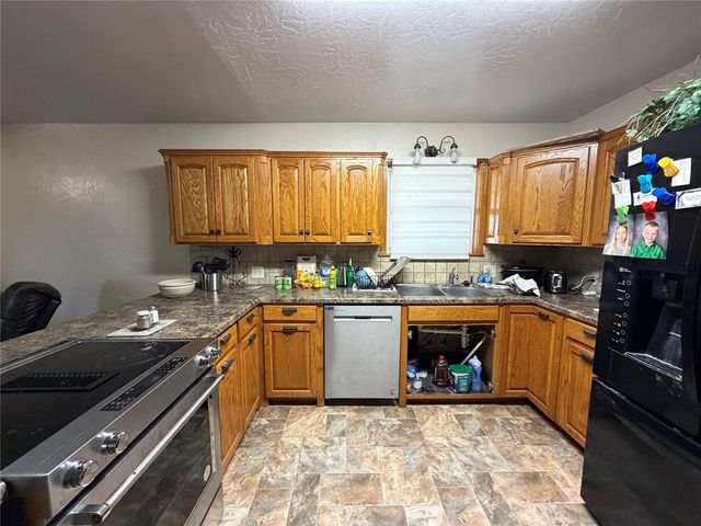 709 E E N Boundary Highway, Sentinel, OK 73664