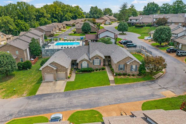 414 Country Club Ct, Clarksville, TN 37043