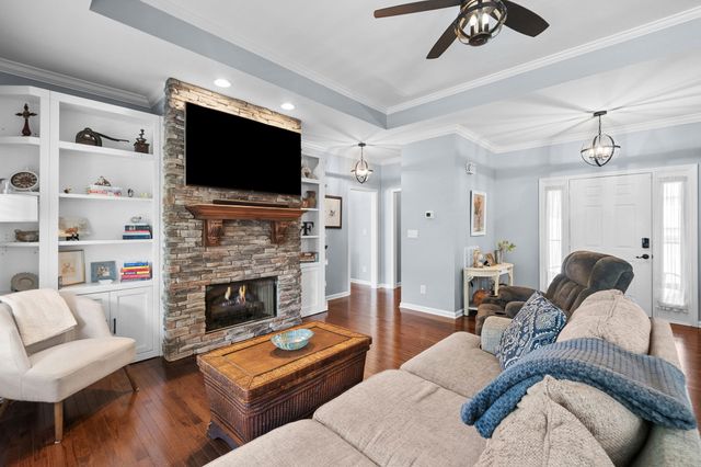 414 Country Club Ct, Clarksville, TN 37043