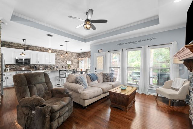 414 Country Club Ct, Clarksville, TN 37043
