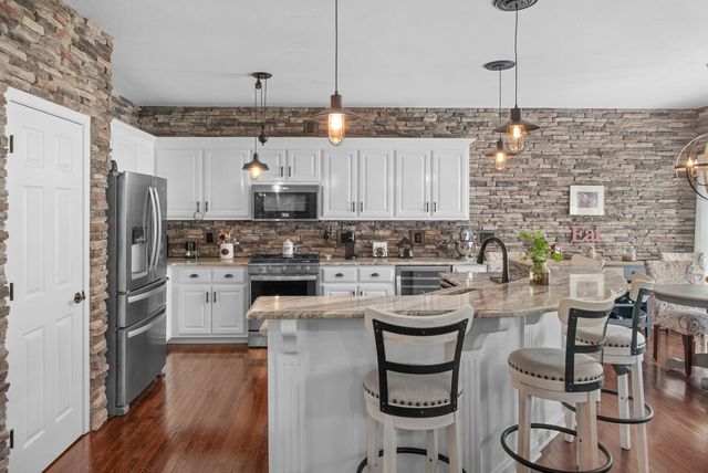 414 Country Club Ct, Clarksville, TN 37043