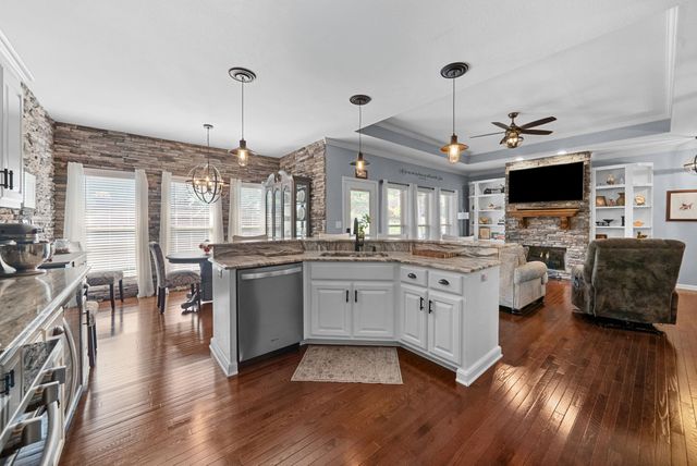 414 Country Club Ct, Clarksville, TN 37043