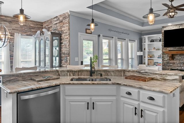 414 Country Club Ct, Clarksville, TN 37043
