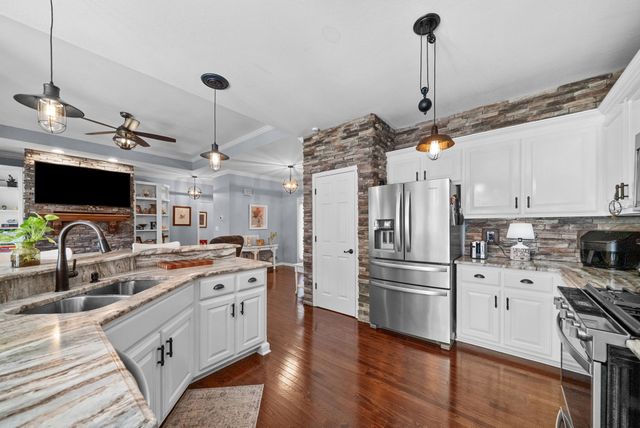 414 Country Club Ct, Clarksville, TN 37043