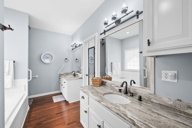 414 Country Club Ct, Clarksville, TN 37043
