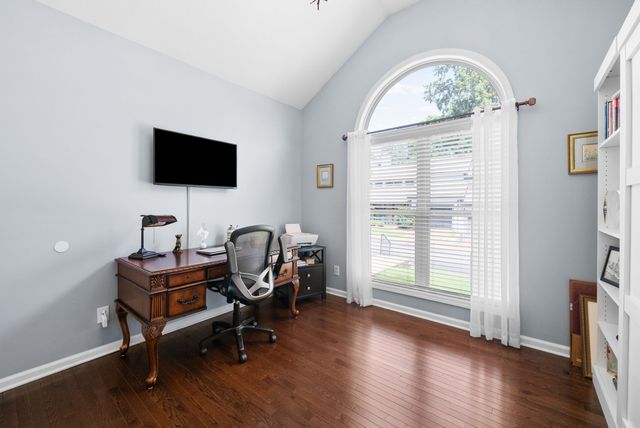 414 Country Club Ct, Clarksville, TN 37043