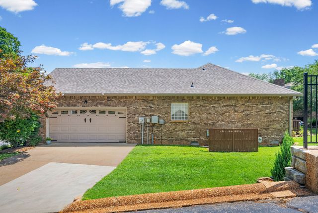 414 Country Club Ct, Clarksville, TN 37043