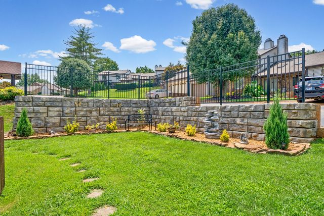 414 Country Club Ct, Clarksville, TN 37043