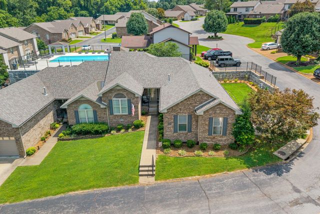 414 Country Club Ct, Clarksville, TN 37043